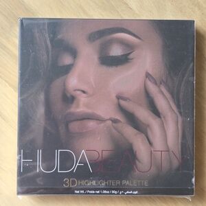 NWT - Huda Beauty 3D Highlighter Palette - Golden Sands Edition